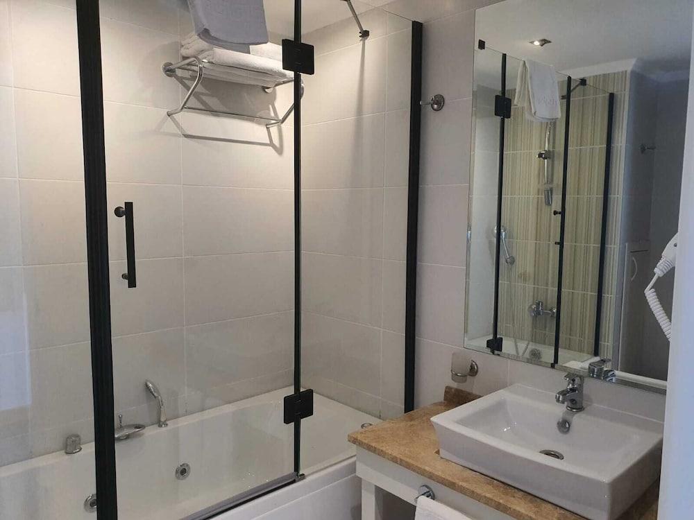 Double Royal Hotel Коджаели Екстериор снимка